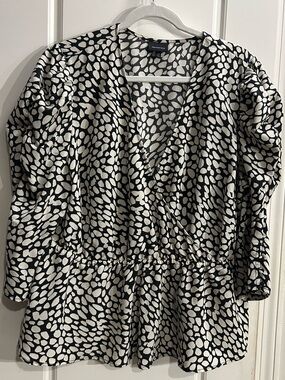 Who What Wear Black & White Printed V-Neck Peplum Top